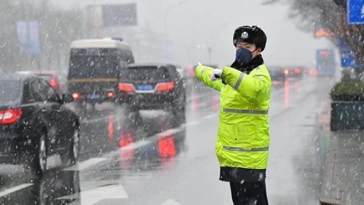 清晰標識，專業(yè)保障：公安制式雨衣解析