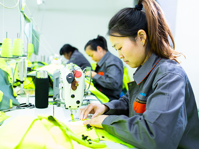 振弘-車(chē)間作業(yè)中